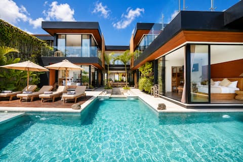 Exclusive 6BR Uluwatu Villa with Gym & Ocean View