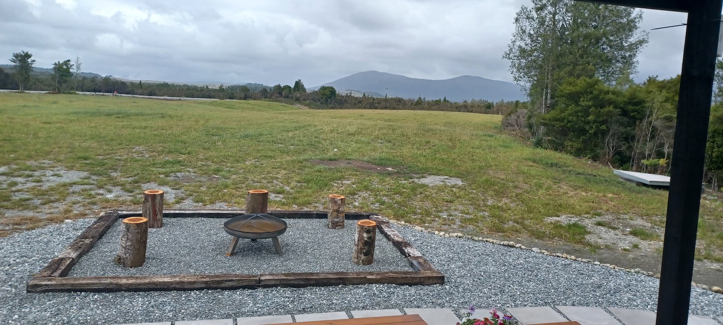 Private Retreat With Mountain Views 4
