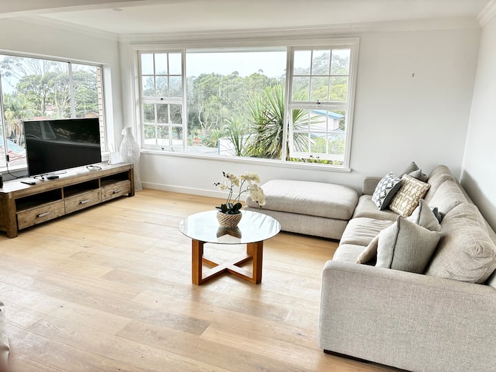 New Listing- Renovated 3 Bedroom Beach Retreat - Collaroy