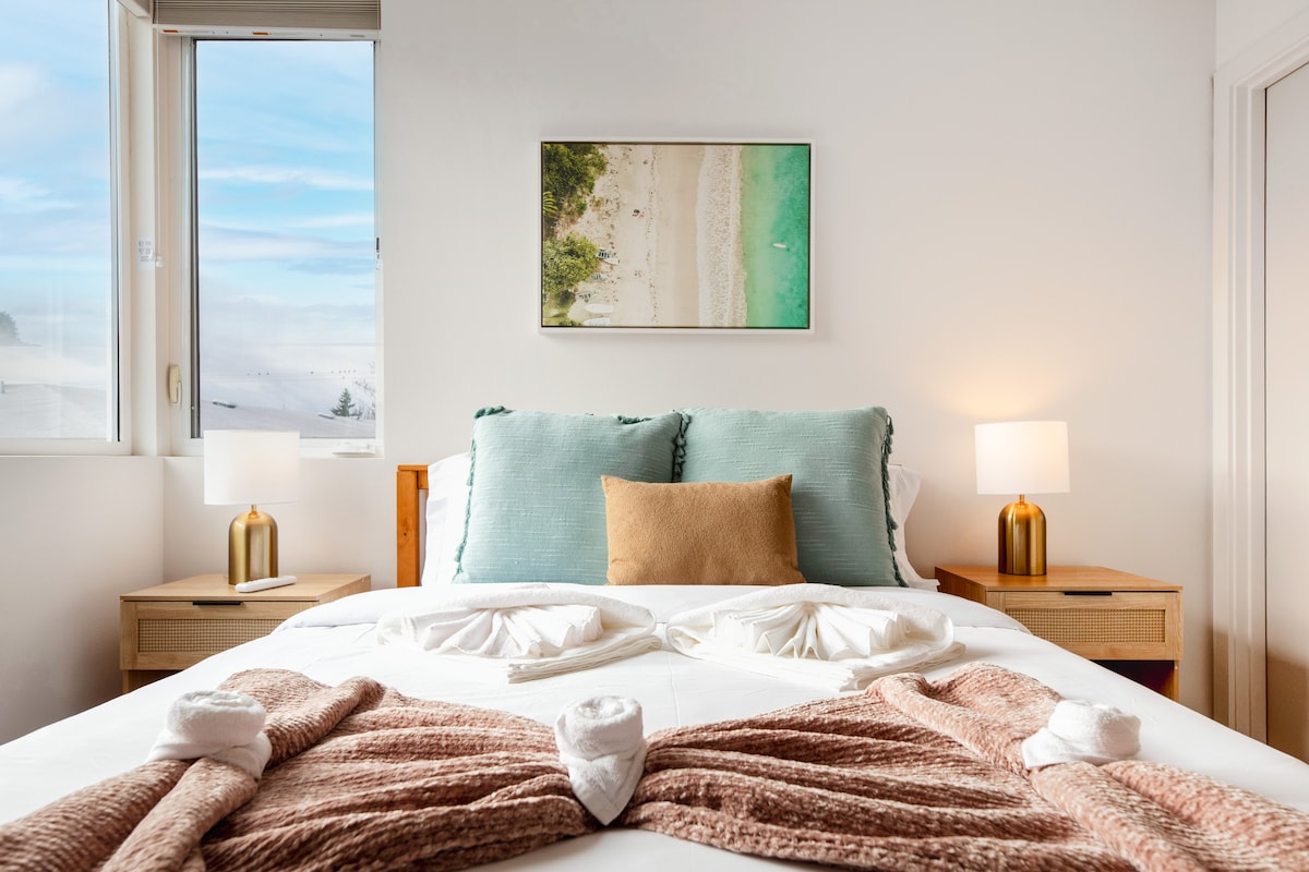 Tercer dormitorio luminoso con cama tamaño queen, perfecto para familias, parejas o grupos. Segundo piso.