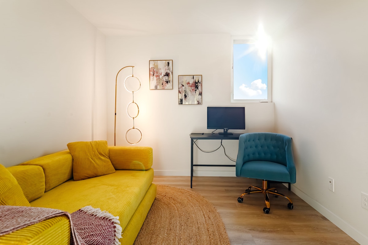 Loft en el segundo piso, área de trabajo dedicada (escritorio, pantalla y silla) en el loft con una configuración limpia y tranquila, perfecta para trabajadores remotos o viajeros de negocios.Sofá tamaño king convertible