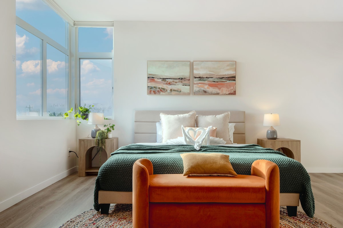 Amplia suite principal con una cómoda cama tamaño king, abundante luz natural y acceso directo al baño privado en suite. 3er piso.