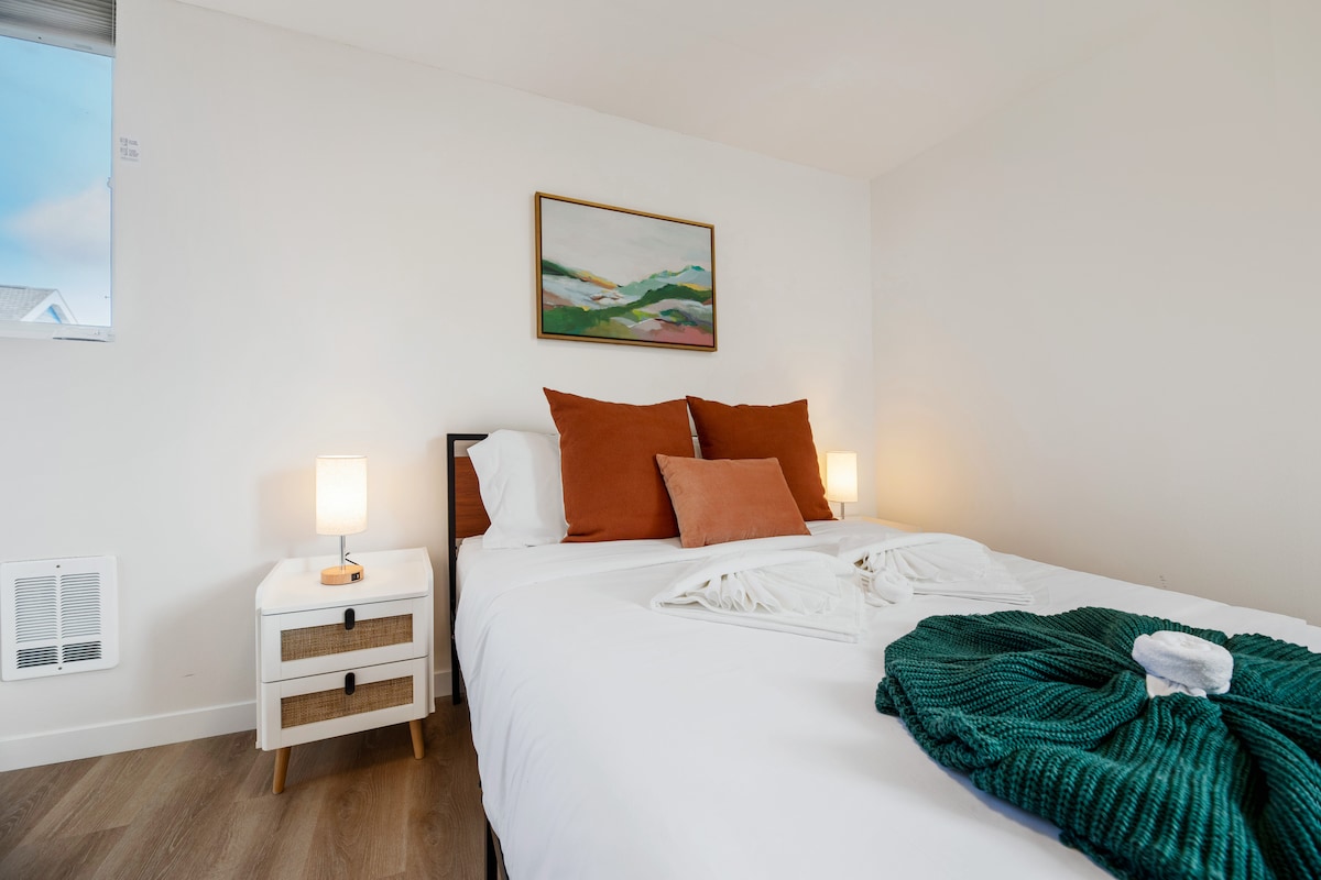 Acogedor segundo dormitorio con una lujosa cama tamaño queen y detalles cuidados para una noche de descanso confortable.  Tiene un pequeño balcón. 2do piso.