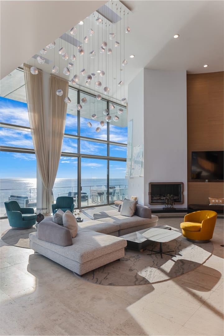 Expansive Malibu Villa On The Beach - Malibú, CA