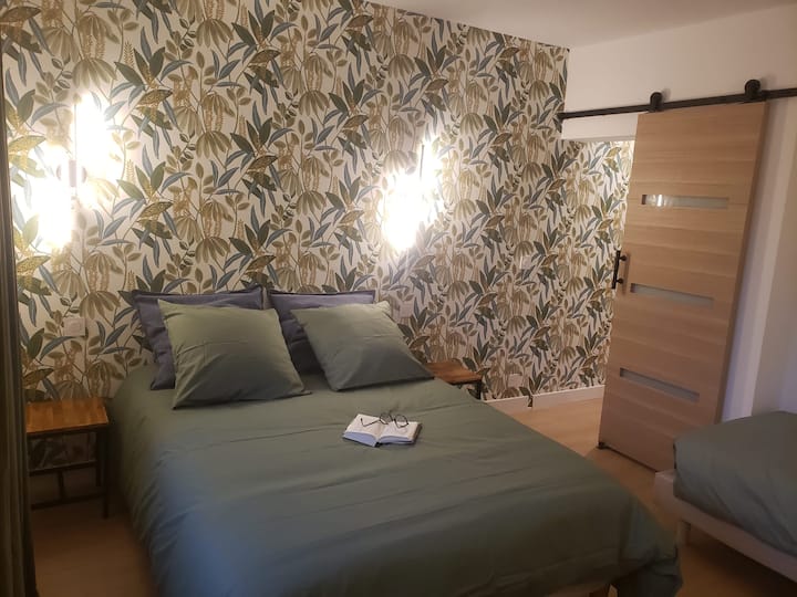el segundo dormitorio con una cama de matrimonio y una cama individual.
