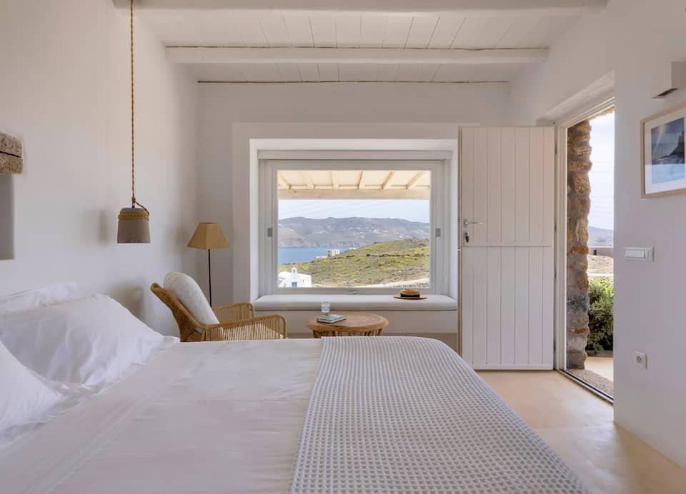 Unique bungalow overlooking Agios Sostis beach — foto 1