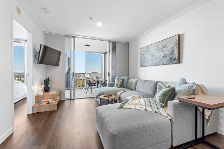 Modern On Mary Street! 1 Bed,1 Bath,1 Car, Views! - Spring Hill