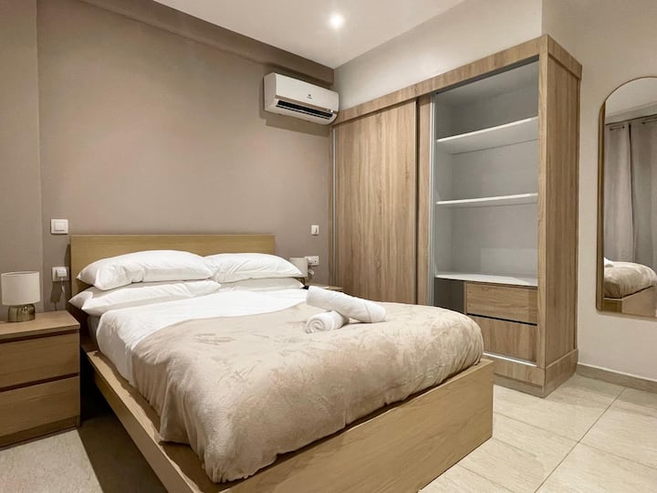 Acogedor y luminoso, este dormitorio ofrece privacidad y comodidad con sábanas suaves y un baño privado personal, diseñado para tu comodidad.