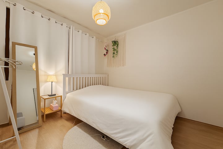 Ik heb het harmonieus ingericht met 1 queensize bed/witte sfeerverlichting en rotanverlichting. ☺️ 