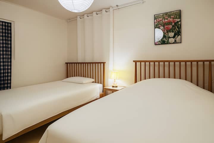 Eenpersoonsbedden, slaap comfortabel naast elkaar na een dag vol activiteiten:)