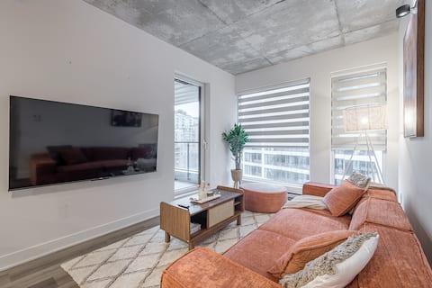Top Airbnb: Luxury 2BR/2Bath Suite • Indoor Parking • Balcony in Le Sud Ouest