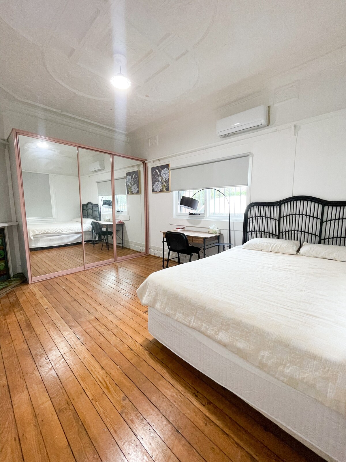 Vaša privatna, udobna spavaća soba s bračnim krevetom sa svježom posteljinom, klima-uređajem, radnim stolom, velikim ormarom s ogledalom i prirodnim svjetlom. Na fotografijama pogledajte tlocrt kako biste vidjeli veličinu i raspored prostorija.