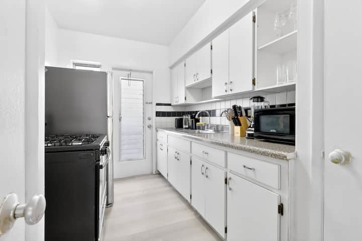 Sunny Miami Beach Studio With 2 Queens Plus Worksp - Miami Beach, FL