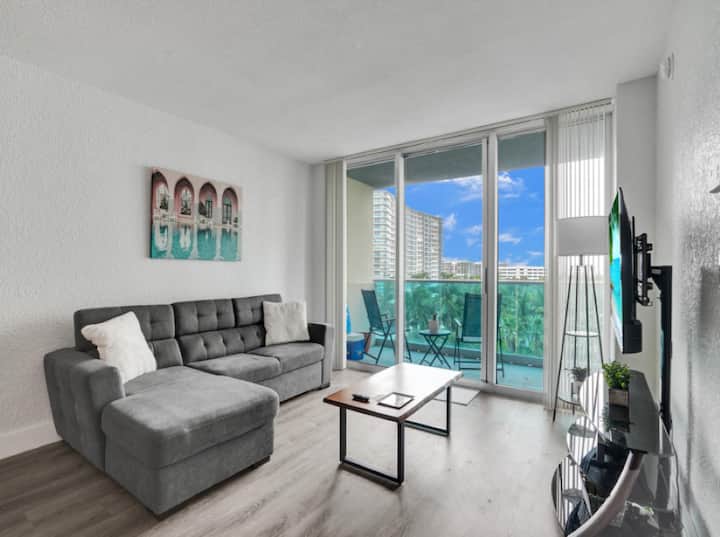 Elegant Beachside Resort-style Condo In Hollywood - Hollywood, FL