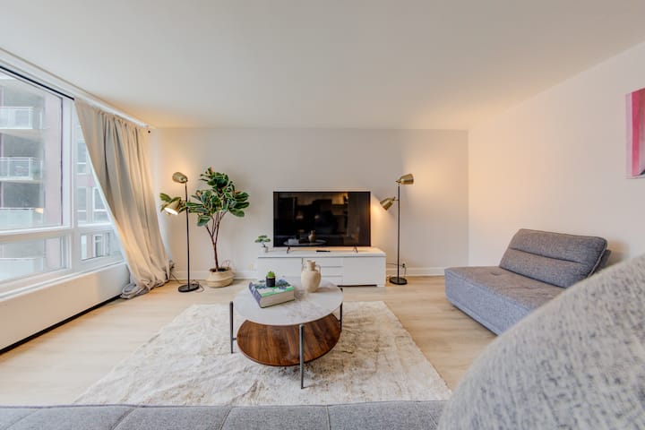 Spacious Downtown Duplex | 2br & 2ba City Retreat - Montreal