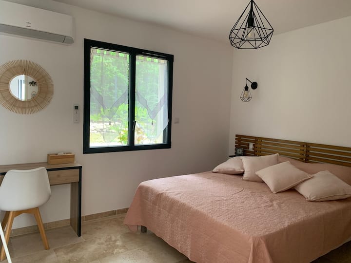 chambre du rez-de-chaussée avec salle de bain privé et wc