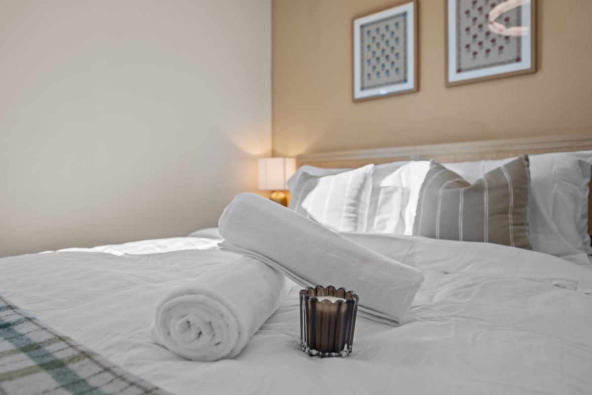 Manželská posteľ Queen s čistou bielou vysokokvalitnou prikrývkou a posteľnou bielizňou