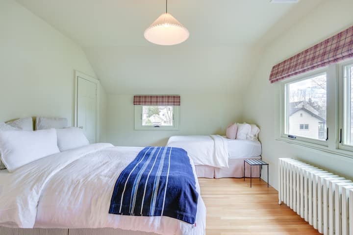 这间客房配备一张标准双人床和一张单人床，以及一个漂亮的大衣橱和大梳妆台