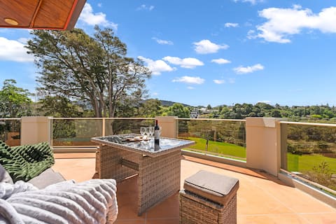 Central Retreat with views. Hot tub, games room