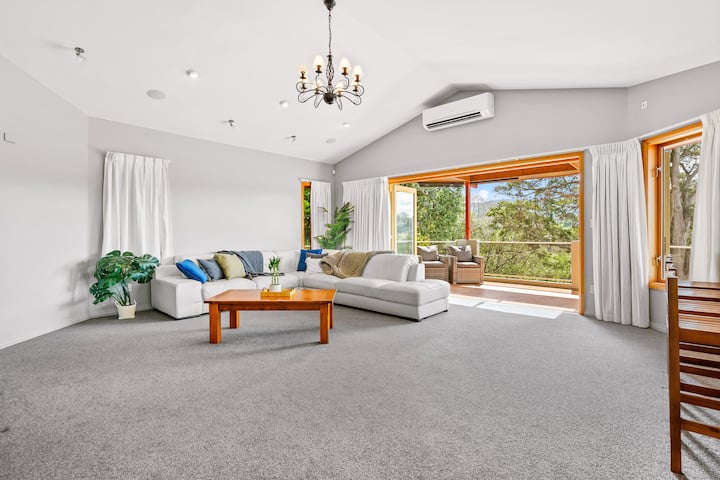 Central Retreat With Views. Hot Tub, Games Room - Whangarei