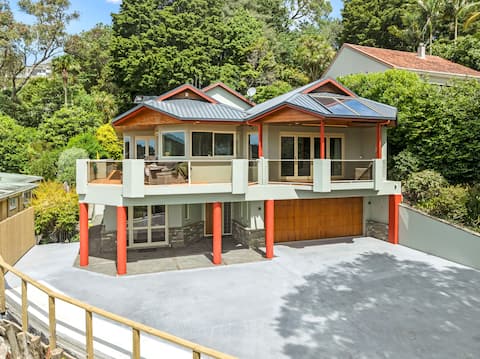 Stylish group getaway! Hot tub, games room, views