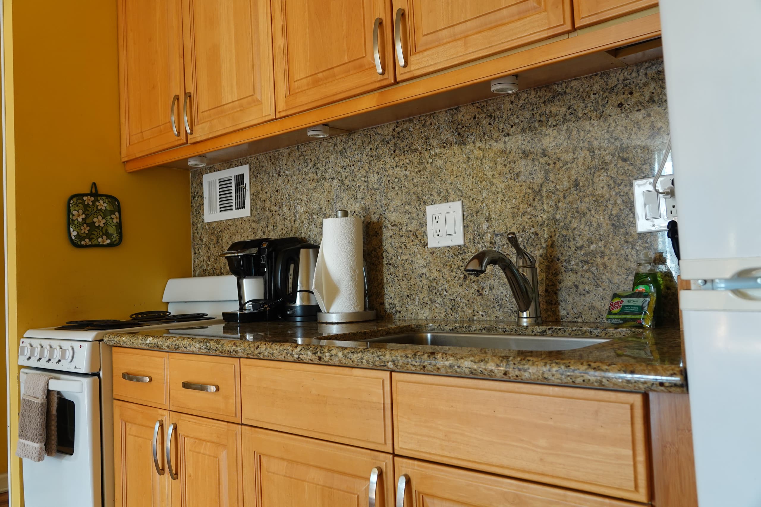Condo in Honolulu · ★4.86 · Studio · 2 beds · 1 bath - Image 14