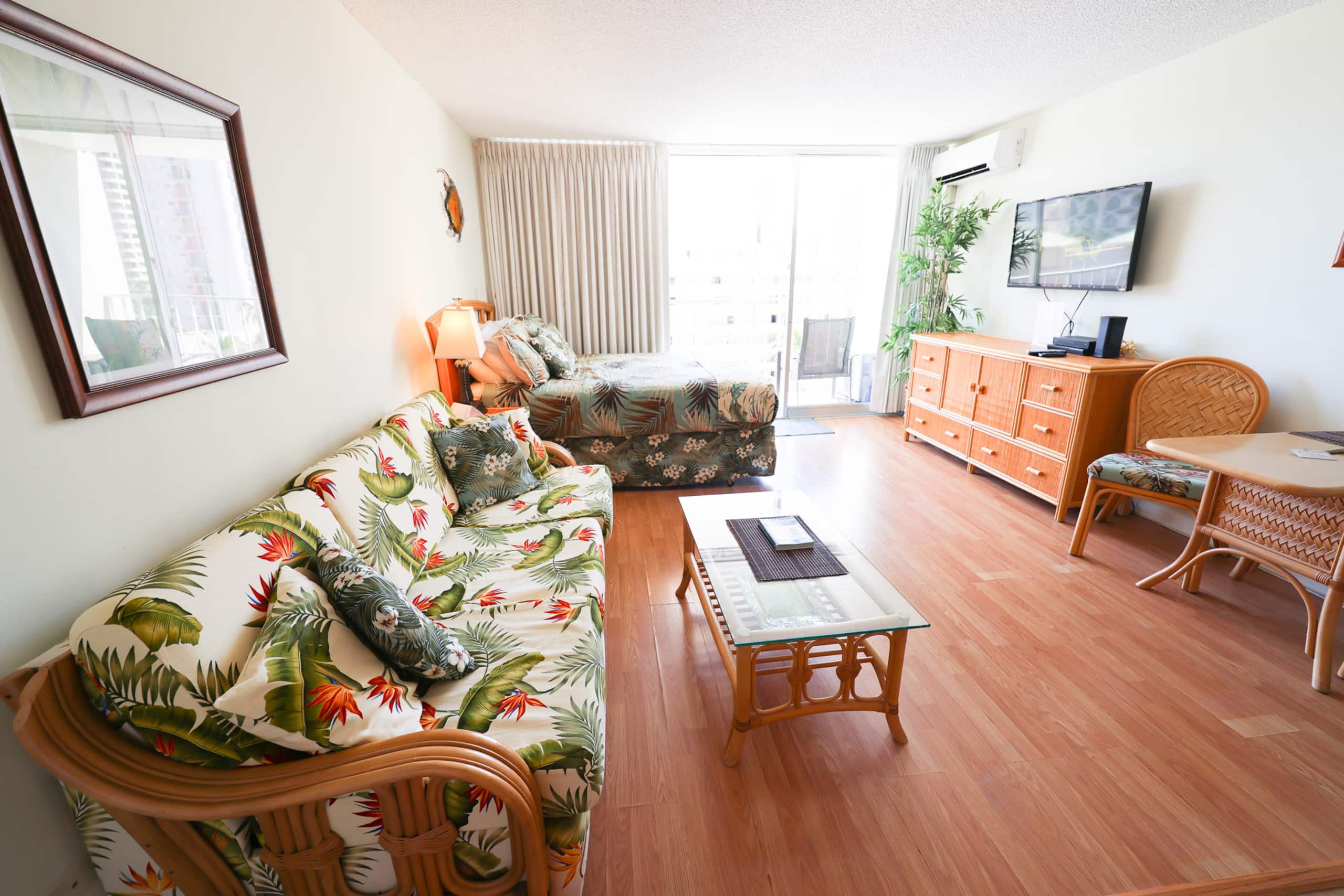 Condo in Honolulu · ★4.86 · Studio · 2 beds · 1 bath - Image 5