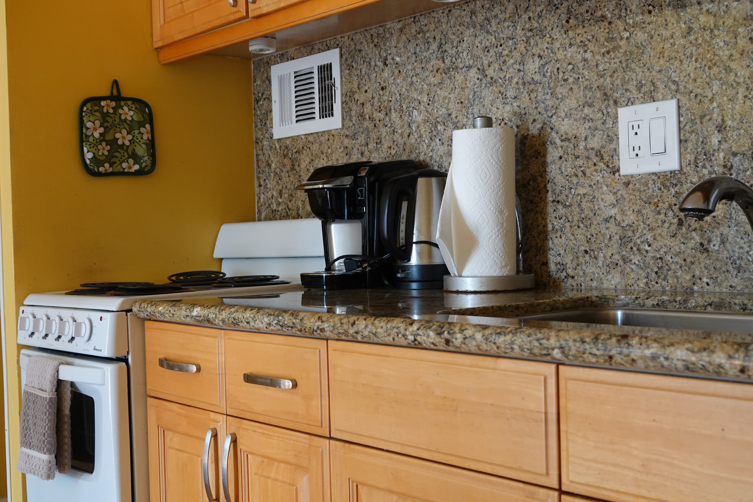 Condo in Honolulu · ★4.86 · Studio · 2 beds · 1 bath - Image 13