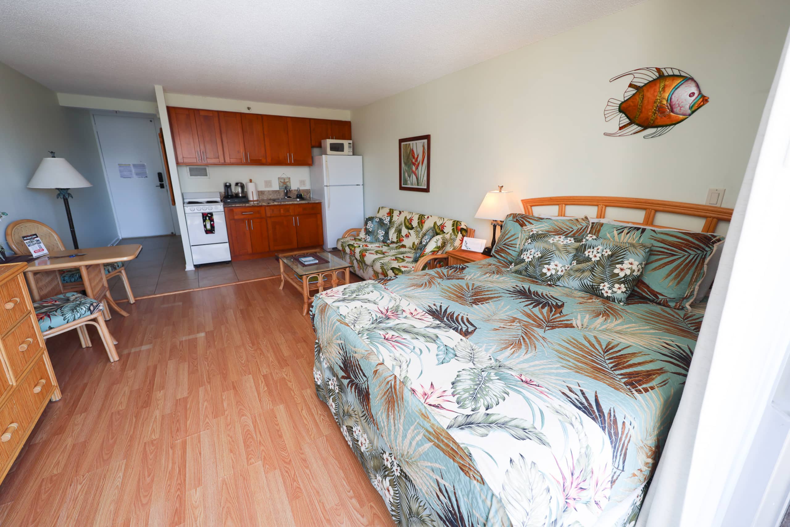 Condo in Honolulu · ★4.86 · Studio · 2 beds · 1 bath - Image 40