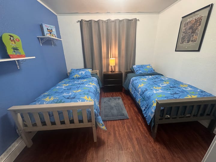 Dve samostatné postele pre deti alebo dospelých, ktorí potrebujú oddelené priestory.
