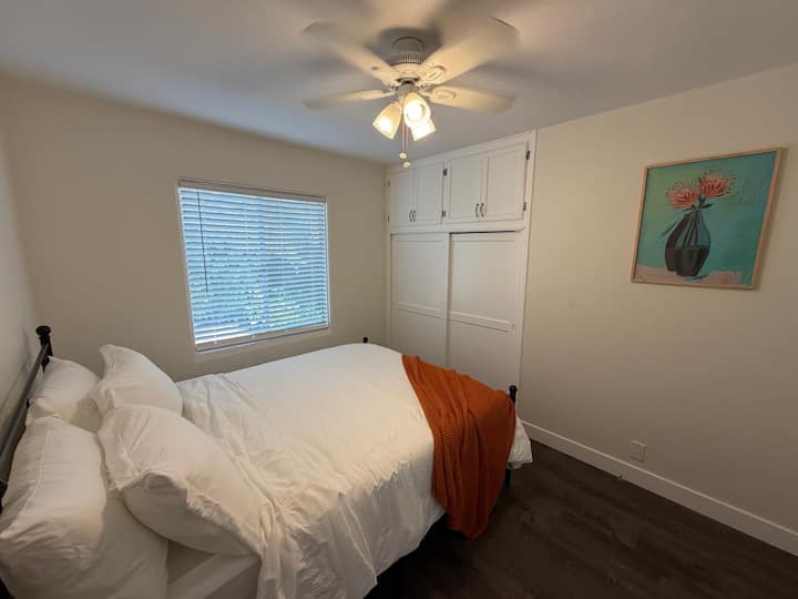 Great Location! Free Parking! - San Diego, CA