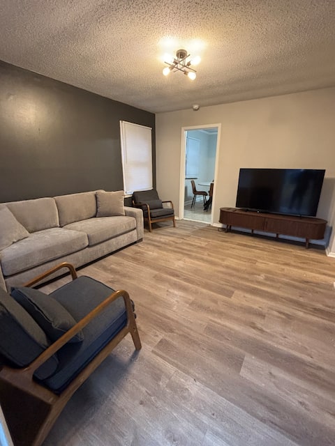Top performing Airbnb: 3 Bedroom Renovated Home Close to City in Thomasboro / Hoskins