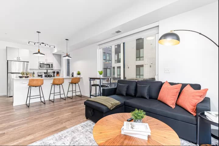 Stylish 2br Condo | Uptown Area, Gym & Parking New - Minneapolis, MN