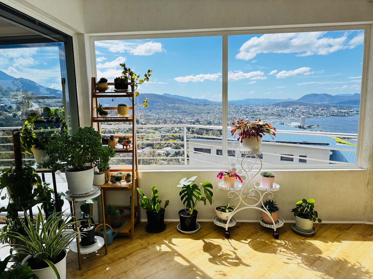 Top performing Airbnb: Stunning City & River Views | Warm & Cosy Stay in Sandy Bay