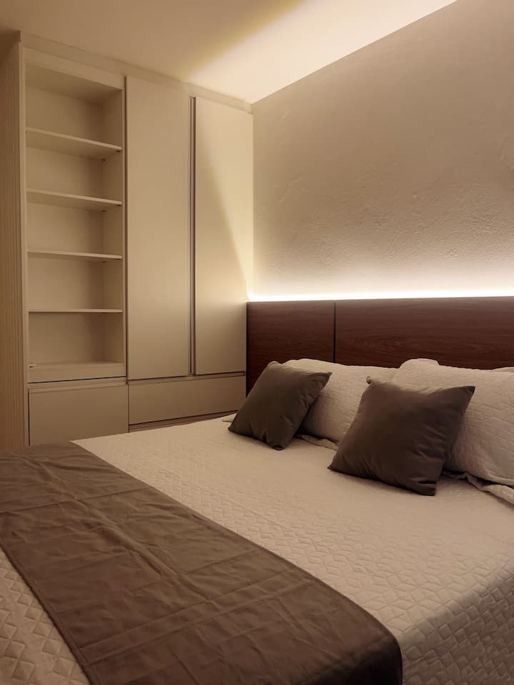 Dormitorio con cama tamaño king, aire acondicionado 