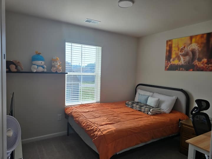 Este acogedor segundo dormitorio puede alojar a 2 huéspedes más, ser una habitación para niños o servir como oficina.