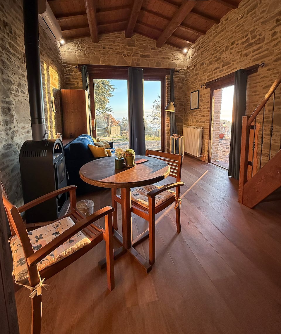 A stone cabin for two on an Umbrian farm, Petrignano, Umbria, Italy, photo 7 of 10