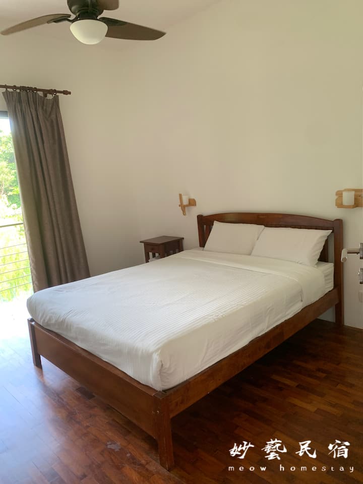 Chumba cha 3 
kitanda cha ukubwa wa malkia 1 
(Mwonekano wa ziwa) 