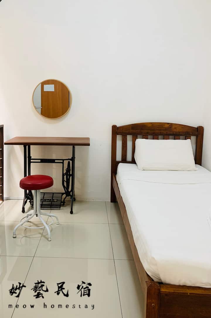 Chumba cha chini kitanda 1 cha 
mtu mmoja kilicho na feni ya ukuta (bila kondomu ya hewa) 