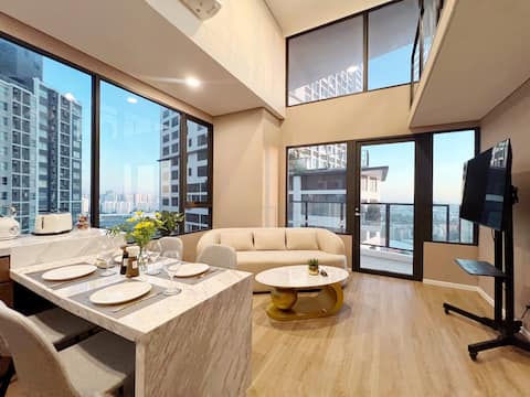 2B1B High-Rise Oasis Duplex F14_Remote-Work Suite