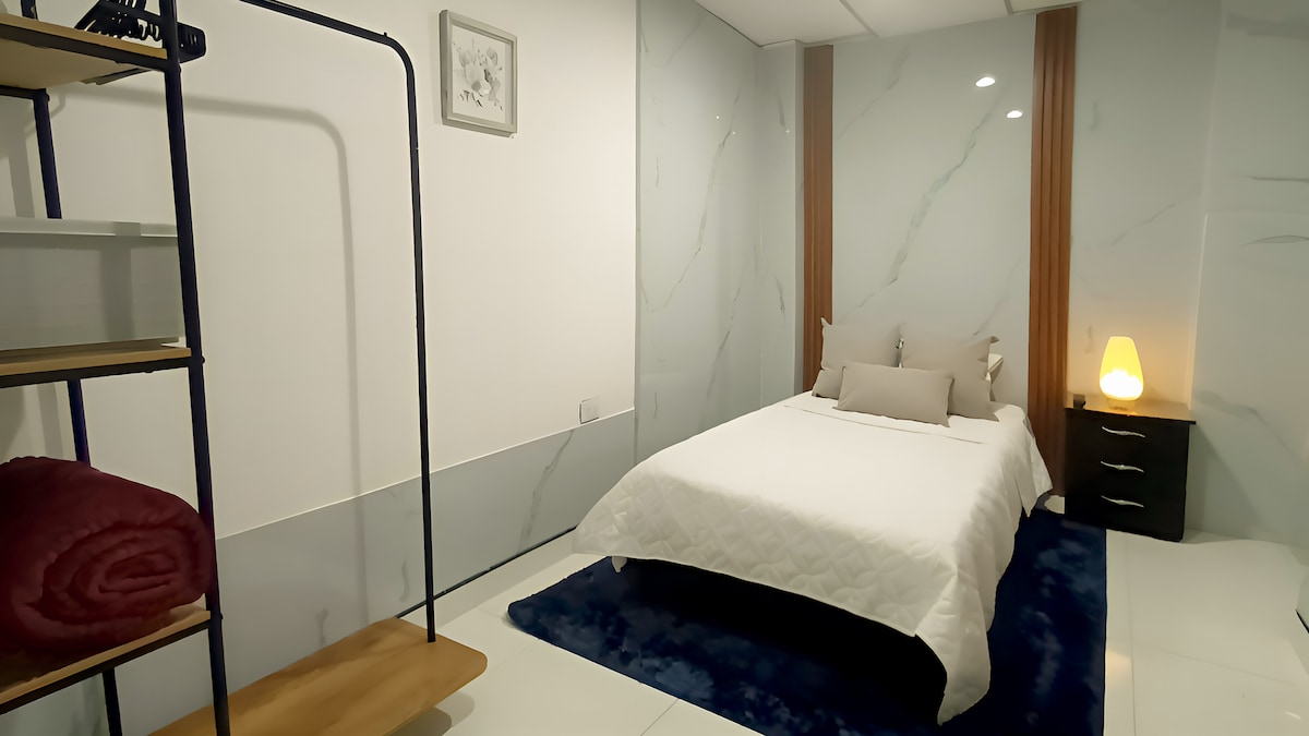 ห้องพักสวย มีทีวีและสไตล์เรียบง่ายและทันสมัย