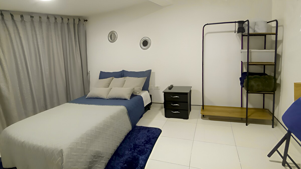 ห้องพักสำหรับ 2 คนพร้อมสมาร์ททีวีและพื้นที่ทำงาน