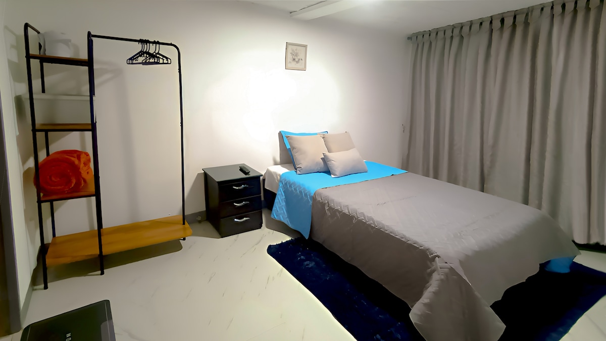 พักผ่อนในห้องพักนี้พร้อมสมาร์ททีวีและห้องน้ำส่วนตัว