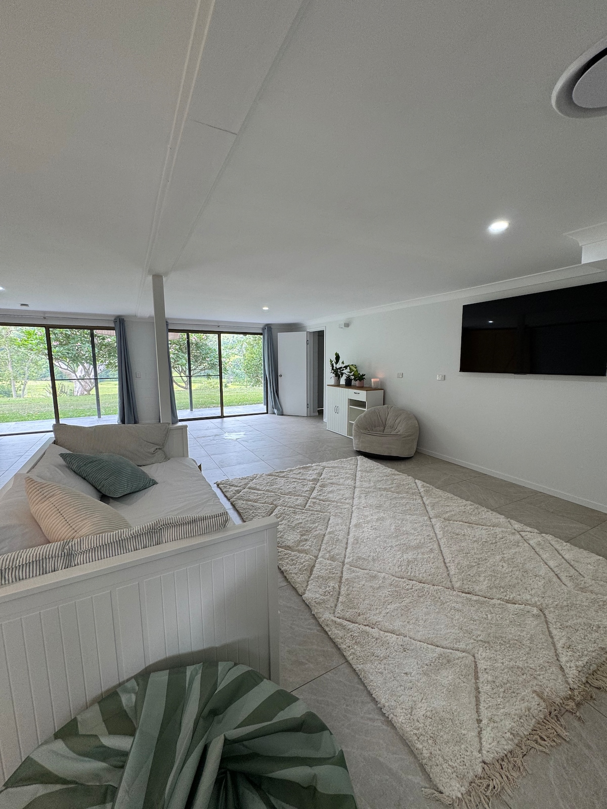 Toto je prízemný priestor s dvoma rozkladacími manželskými posteľami a televízorom. 