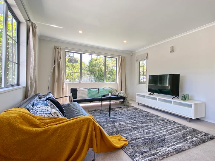 Dannemora Elegance, Close Botany Shopping Centre - Waiheke Island