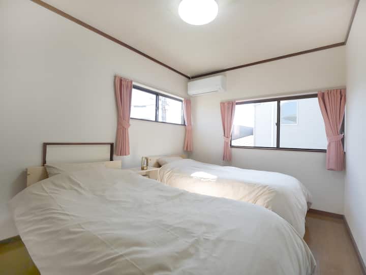 Nga kjo dritare, mund të shohësh malin Fuji, prandaj kontrollo nëse ka re mbi malin Fuji.