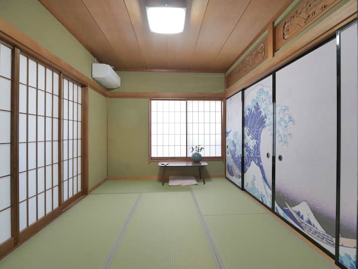 Ka një tavolinë në dhomën me stil japonez.