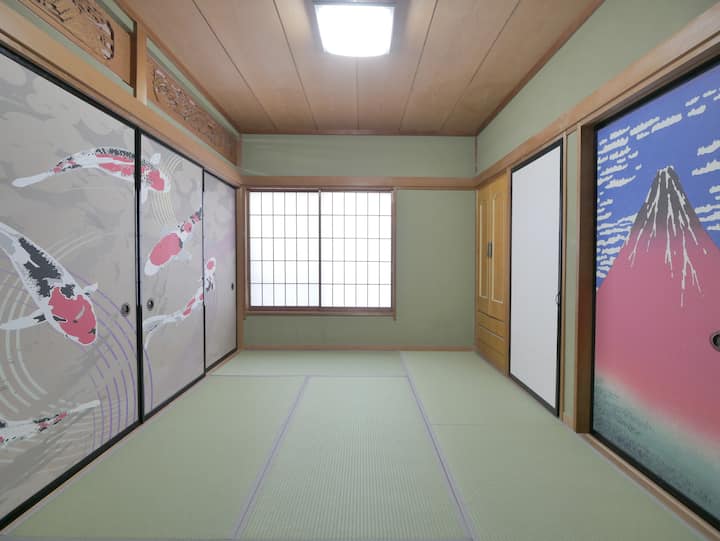 Kjo është një tjetër dhomë në stil japonez.Kam ngjitur fusuma-e (dyer rrëshqitëse të veshura me letër) me koi dhe malin Fuji.