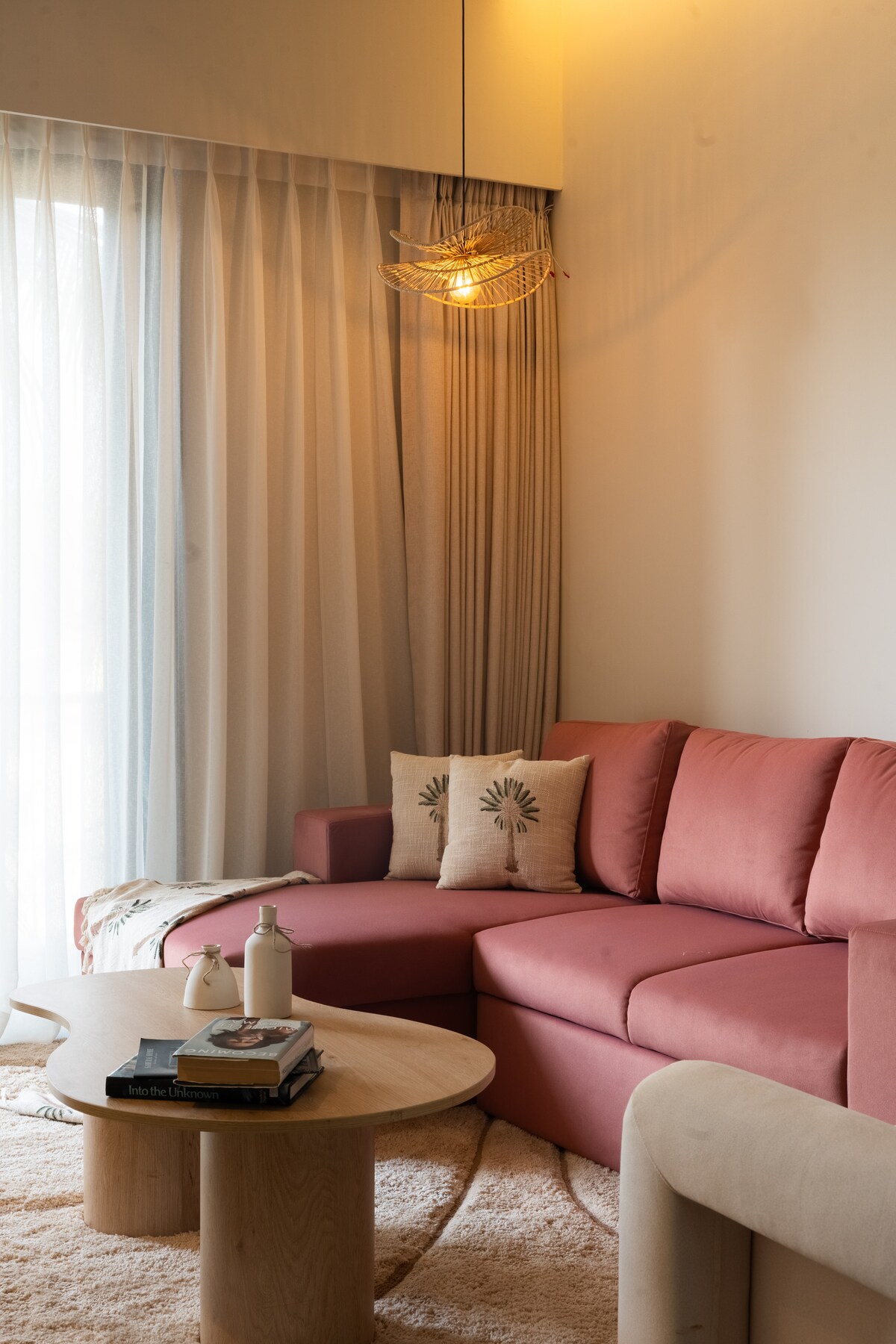 חוויית סלון מעוצב להפליא, עם עיצוב פנים יוקרתי, ריהוט פרימיום וסגנון חמים ועכשווי. הספה הנפתחת, התאורה הרכה והמרקמים הטבעיים יוצרים מרחב שמרגיש גם מפואר וגם נוח מאוד.