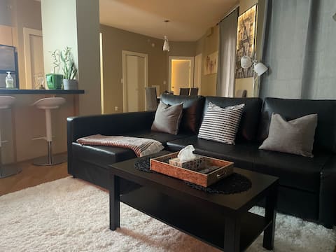 Top Airbnb: DT Rogers Place in minutes,UG parking,104 St Japer in Downtown